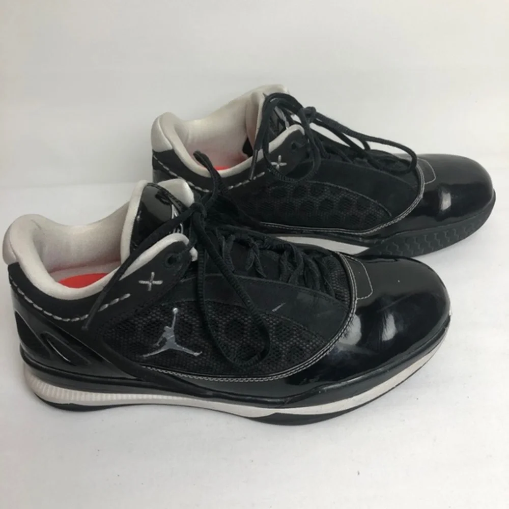Air Jordan Black & White Sneakers Shoes ((Size 8))